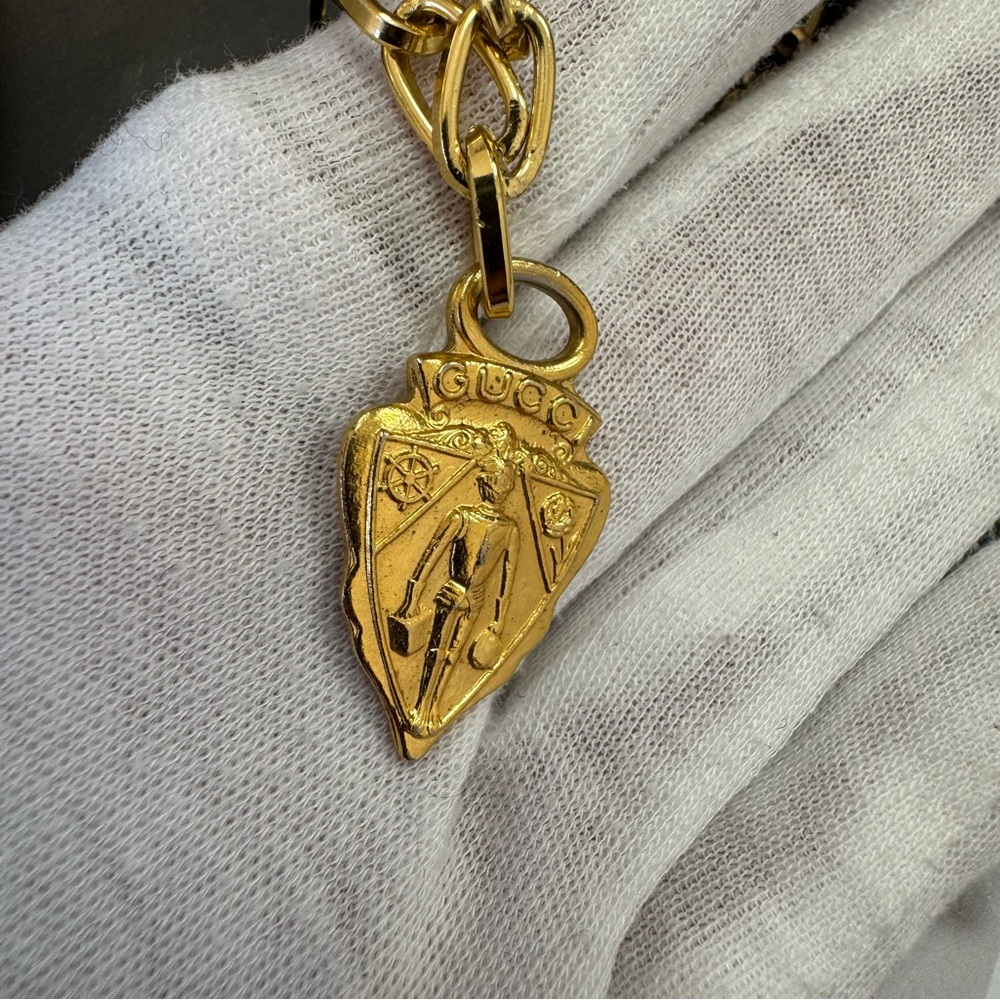 Vintage Gucci Knight Crest Shield Charm Gold Tone Keychain Pendant - Picture 7 of 11